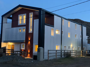 Digital nomads travelling through El Chalten, Argentina to see Patagonia. Couple travel, slow travel, working remotely, vegan travel, budget travel. Affordable accommodation to hike Mont Fitz Roy.