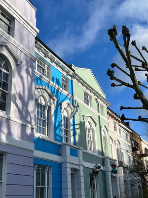 Digital nomads travelling the world in London, England. Working remotely, slow travel, vegan travel, and budget travel. Beautiful architecture in London during city walk.