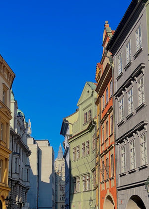 Digital nomads travelling the world in Prague, Czech Republic. Working remotely, slow travel, vegan travel, and budget travel. Beautiful architecture and colourful buildings in Prague Town Square.