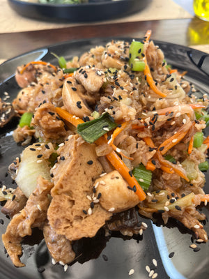 Digital nomads living in Santiago eating vegan plant-based food at Katako restaurant enjoying a Tofu Pad Thai
